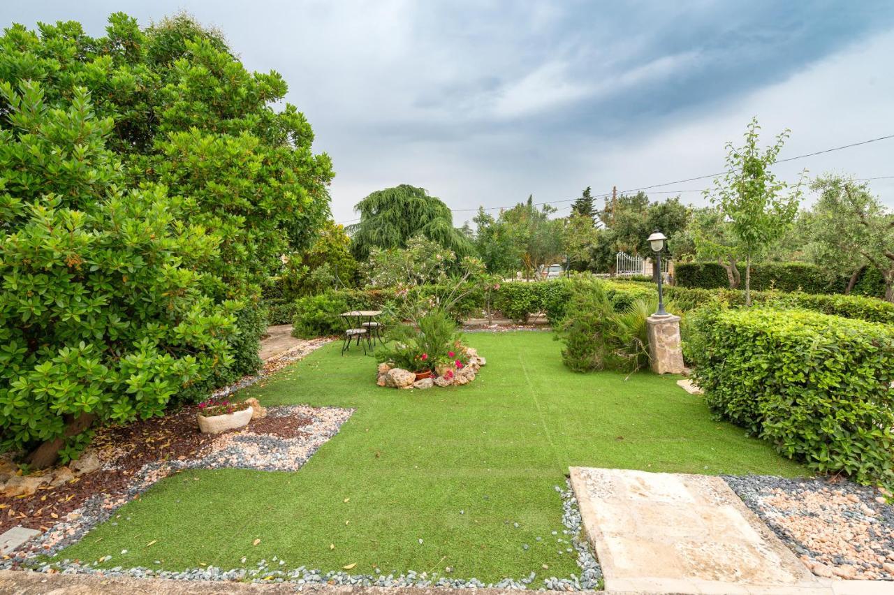 Trullo Il Focolare In Masseria Cisternino Bagian luar foto